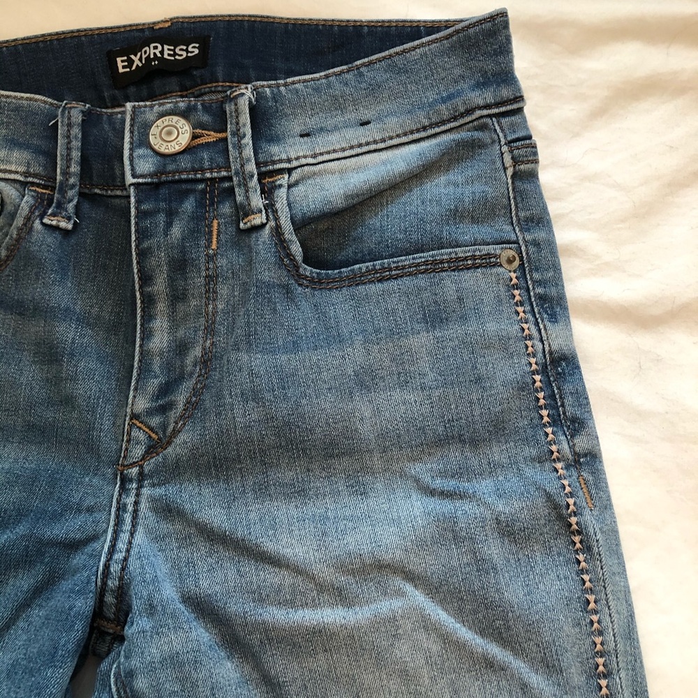 Light wash jeans with pink stitching